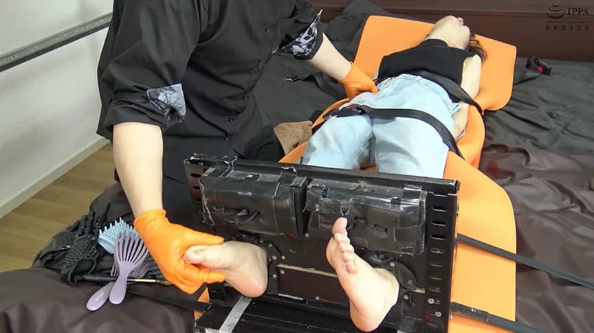 くすぐり初体験の清乃みよりの悶える足裏固定くすぐり3 サンプル4