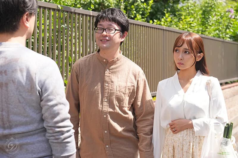 「女に興味ない」と言い続ける32年間彼女無しの友人に妻を1泊2日預けたら、不眠不休で11発中出しされて帰ってきた-。 逢見リカ サンプル1