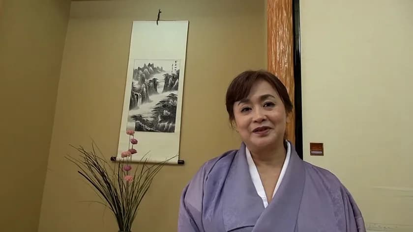 和服姿の豊満超乳熟女が初めてのAV出演で、ふたりの男優に責められ本能丸出しでイキまくる濃厚乱交セックス！ サンプル1