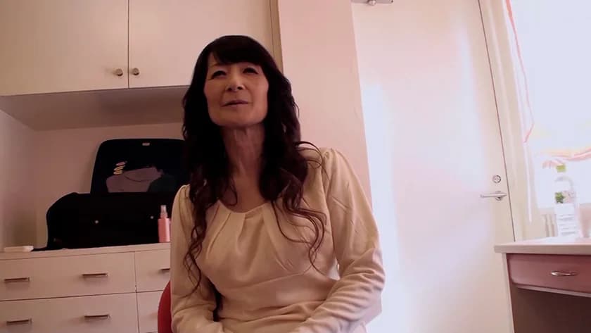 人前では緊張して上手く喋れない五十路熟女が、決意のAV出演！静かに快楽に浸る濃厚性交！ サンプル1