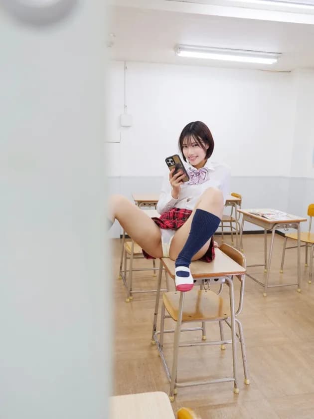 挑発美少女 ひたすらパンチラを見せつけてきたと思ったら最後にパンティずらしてま○こくぱぁしてくる女の子 サンプル1