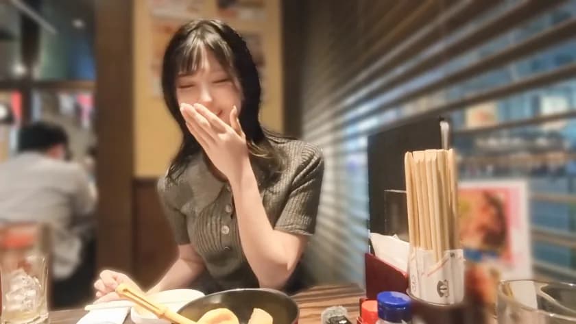 喧噪飛び交う居酒屋で、八重歯の可愛い女の子。キスが大好きで自らベロを絡めてくる本物の変態。手マンでアクメ潮吹き！ マジ軟派、初撮。2364 サンプル1
