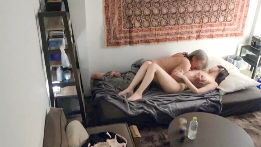 寂しくてホストに来た客を速攻でお持ち帰り！枕営業上等！セックス上等！訳アリ美女を食い物にしちゃいますwww 百戦錬磨のナンパ師のヤリ部屋で、連れ込みSEX隠し撮り 4… サンプル3