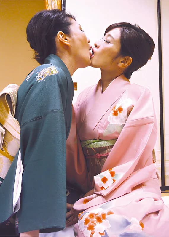 舌と舌を絡め合い唾液をすすり合う濃厚なキスから始まる妖艶五十路熟女レズ サンプル2