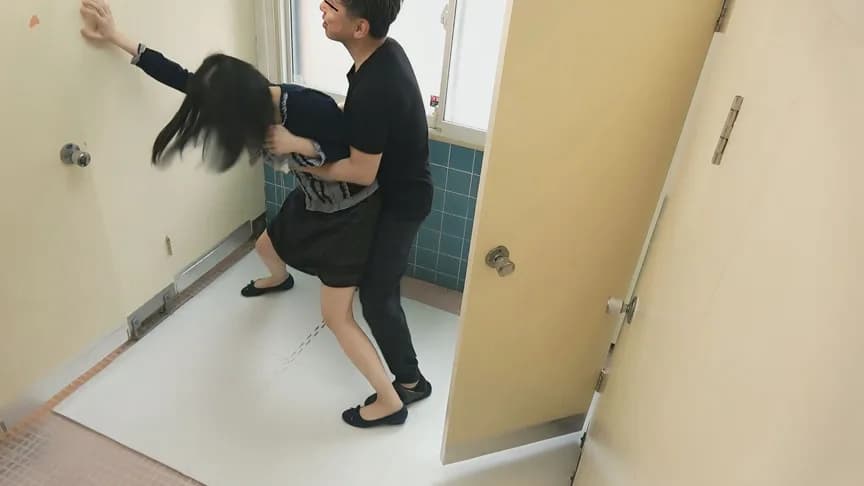 潜伏女子トイレ待ち伏せ中出しSEX サンプル6