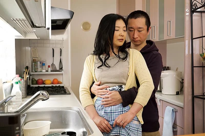 夫を亡くし疼く身体を息子で満たす五十路母の禁断の情事 サンプル3