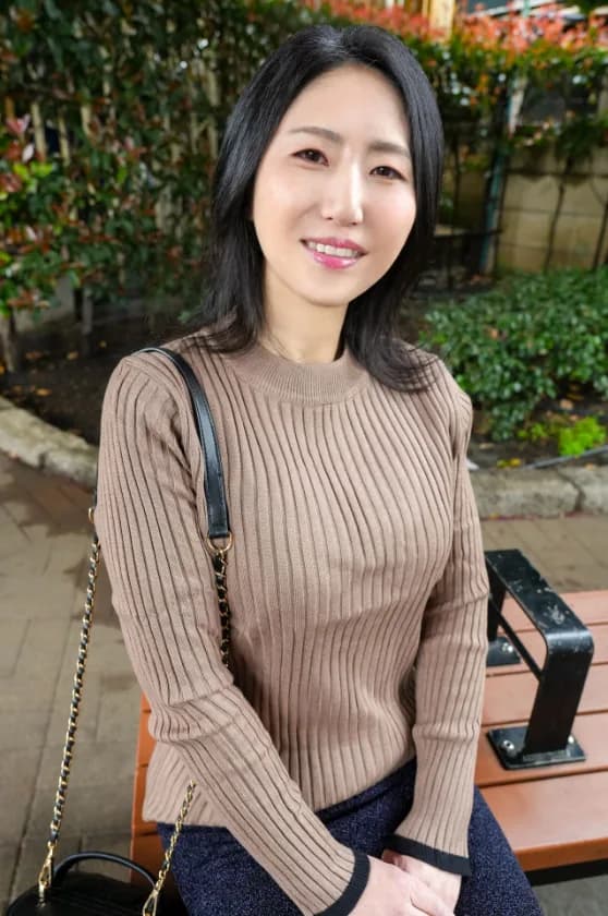 クリーニング店で働く癒し系熟女 軽い気持ちでアプリで男を見つけて中出しSEX サンプル1