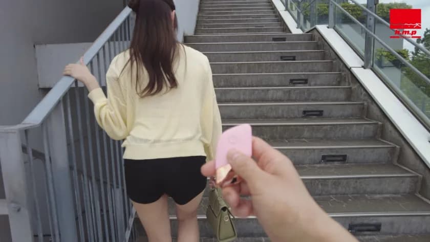 勃起乳首でノーブラ露出デート 佐藤愛瑠 サンプル8