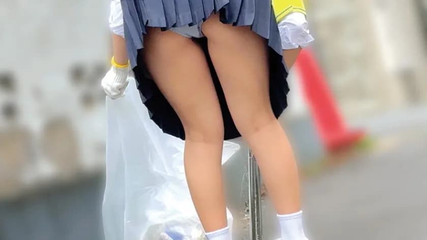 ゴミ拾う手の先輝く僕等の未来 ボランティア活動に勤しむ心の綺麗な女の子4名 サンプル3