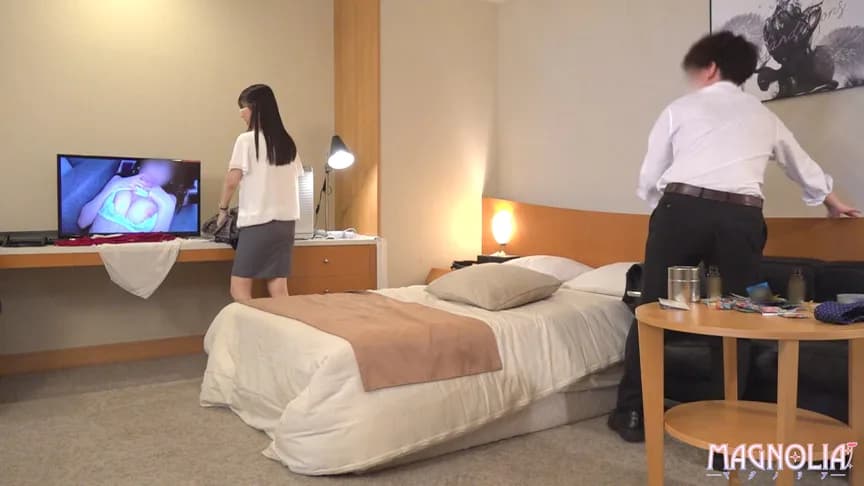 出張先のホテルで女先輩とまさかの相部屋宿泊！まい サンプル4