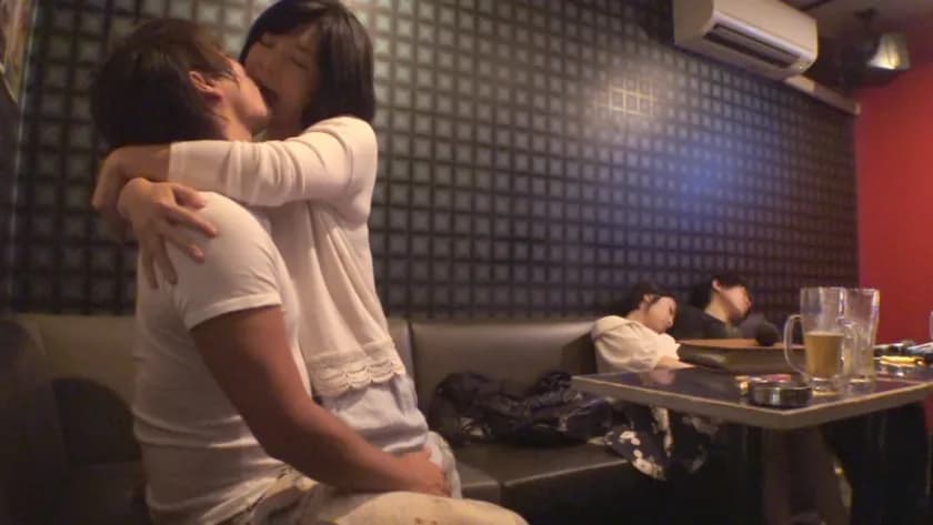 キス魔になる奥さん 普段は固い性格なのに、酒を飲むと僕に甘えまくって隣の部屋に旦那がいるにも関わらずベロチュウをせがみまくる！ 特別編集 サンプル16