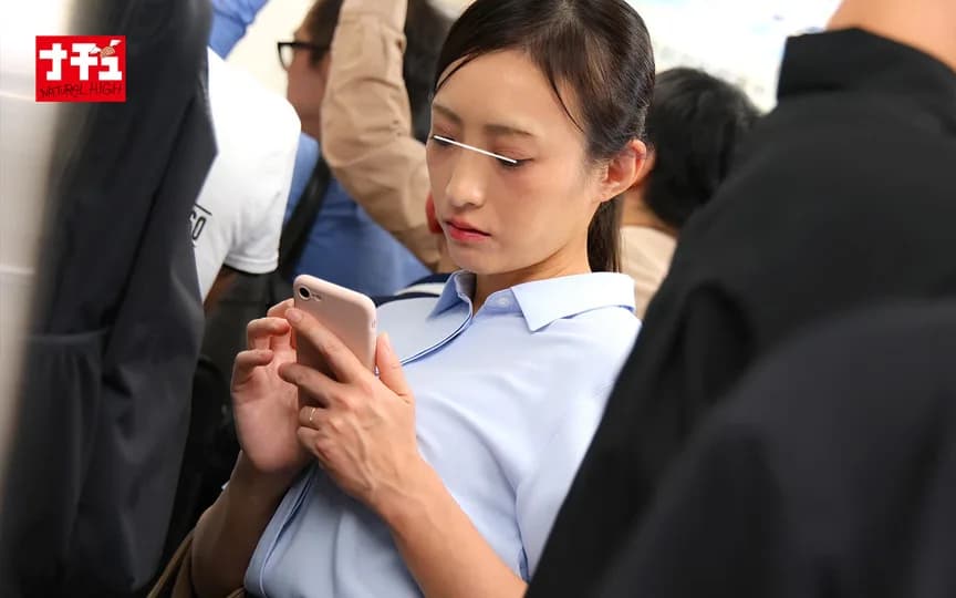 母乳搾り電車 推定Fカップ美熟妻 サンプル1
