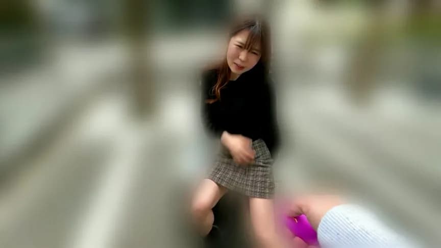 筒井優花ちゃんとリモバイ散歩！街中で絶頂恥○プレイ！ サンプル4